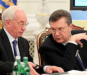 Янукович выгнал Азарова из правительства