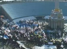 На Майдане оппозиция проводит многотысячный митинг