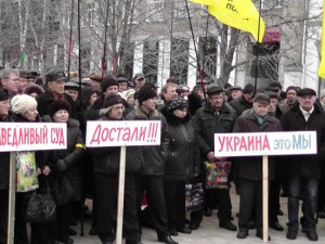 Чернобыльцы хотят отставки Кабмина и роспуск Конституционного суда