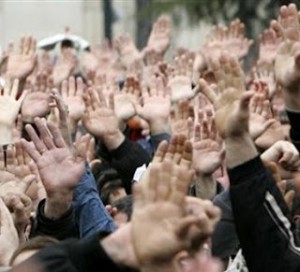 200 офицеров вышли на митинг под ВР
