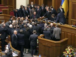 Оппозиция выгнала депутатов и заблокировала трибуну ВР