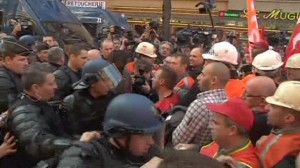 Металлурги в Париже подрались с полицейскими
