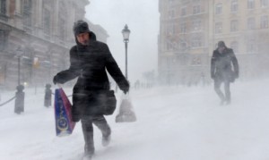 В Киеве на борьбу со снегом бросили солдат