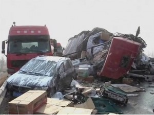 Более 100 машин столкнулись на скоростной трассе в Китае