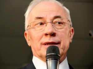 Азаров снова угрожал всем стабильной гривной