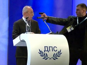Лидера болгарских турок пытались застрелить из газового пистолета